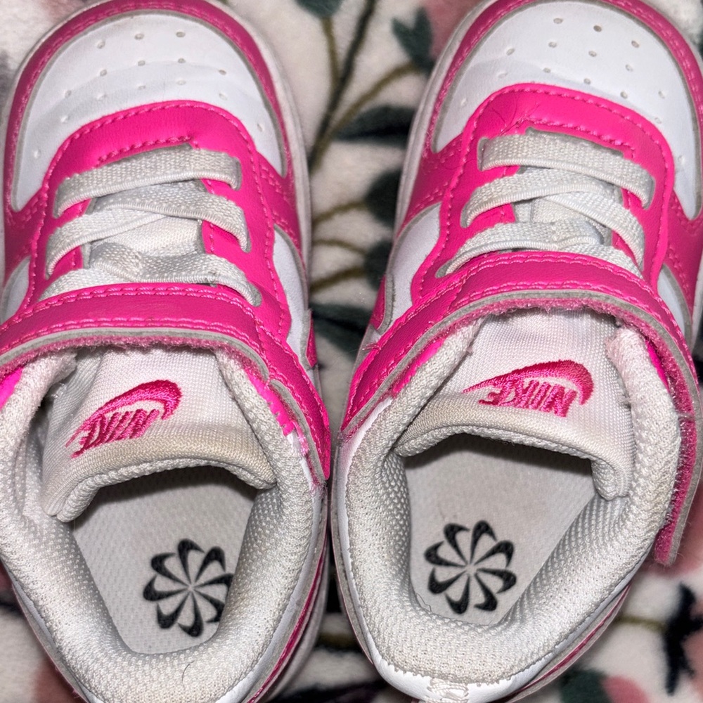 Nike Kids Sneakers in Pink and White - Picture 5 of 6